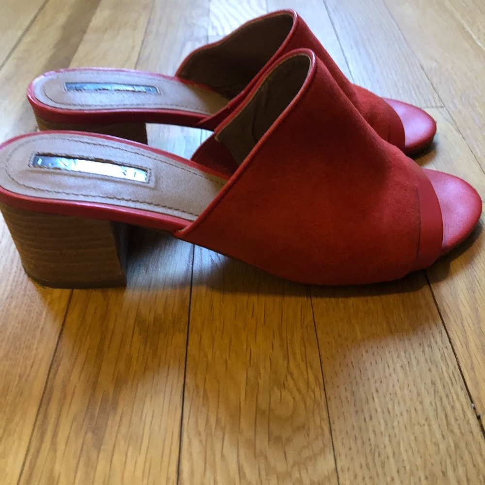 TAHARI SUEDE MULES